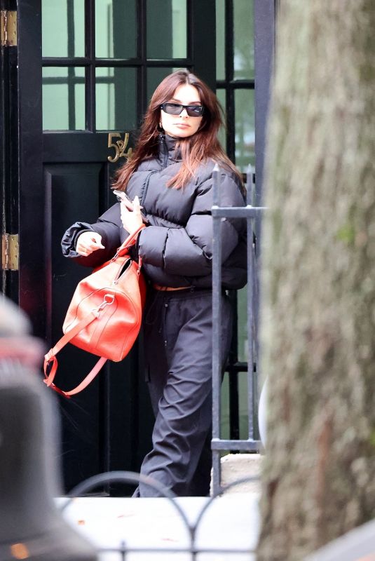 EMILY RATAJKOWSKI Leaves Her Apartment in New York 11/10/2023