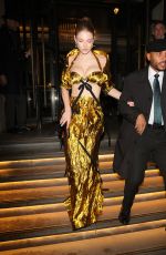 HUNTER SCHAFER Leaves Her Hotel in London 11/09/2023