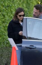 JENNIFER GARNER and Ben Affleck Chatting by Her Car in Los Angeles 11/09/2023