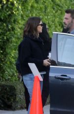 JENNIFER GARNER and Ben Affleck Chatting by Her Car in Los Angeles 11/09/2023