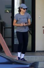 JENNIFER GARNER Feeding a Parking Meter in Los Angeles 11/19/2023