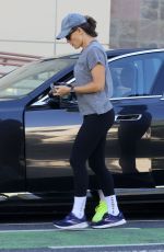 JENNIFER GARNER Feeding a Parking Meter in Los Angeles 11/19/2023