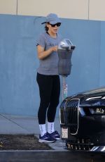 JENNIFER GARNER Feeding a Parking Meter in Los Angeles 11/19/2023