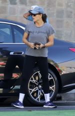 JENNIFER GARNER Feeding a Parking Meter in Los Angeles 11/19/2023
