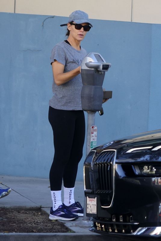 JENNIFER GARNER Feeding a Parking Meter in Los Angeles 11/19/2023