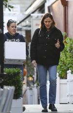 JENNIFER GARNER Out and About in Brentwood 11/10/2023