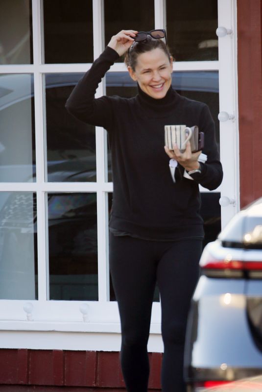 JENNIFER GARNER Out for Coffee in Los Angeles 11/06/2023