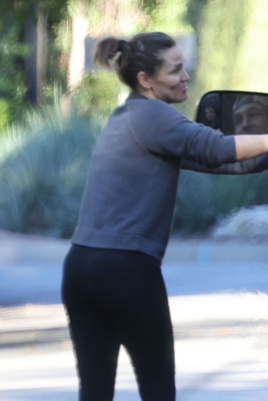 JENNIFER GARNER Shares Affectionate Goodbye with Her Boyfriend John Miller 11/17/2023