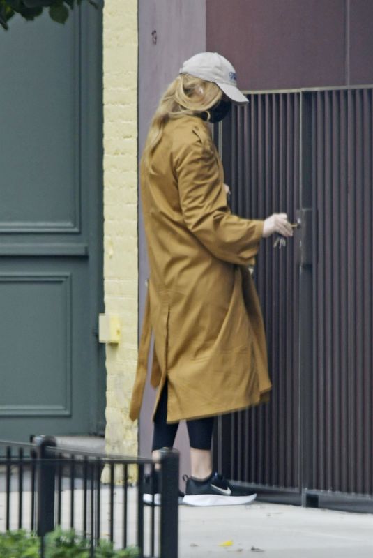 JENNIFER LAWRENCE Arrives at Her Apartment in New York 11/01/2023