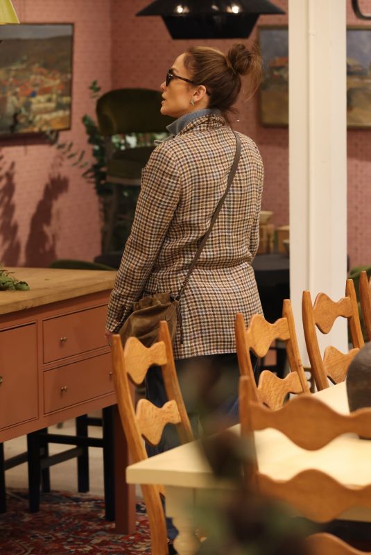 JENNIFER LOPEZ and Ben Affleck Out Shopping for Pillows in Los Angeles 11/25/2023