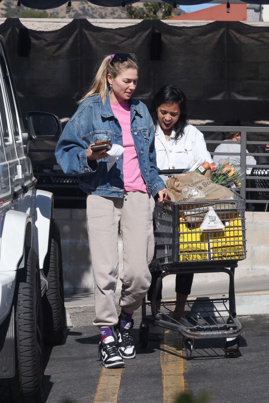 JESSICA HART Shopping at Gelson’s in Los Angeles 11/13/2023