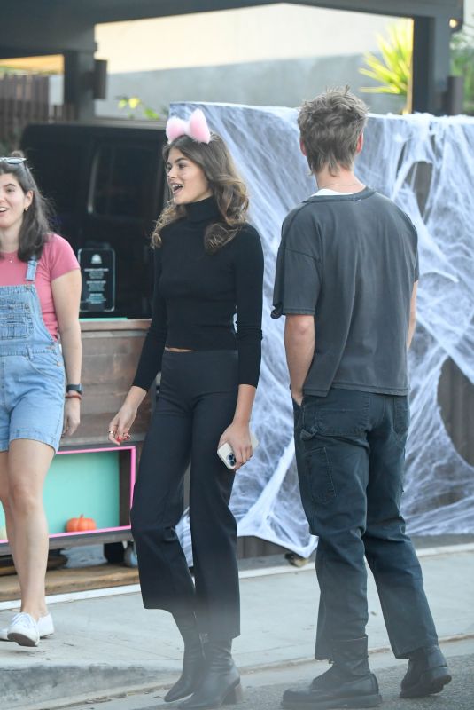 KAIA GERBER and Austin Butler Host CINDY CRAWFORD and Rande Gerber for a Halloween Party 10/31/2023