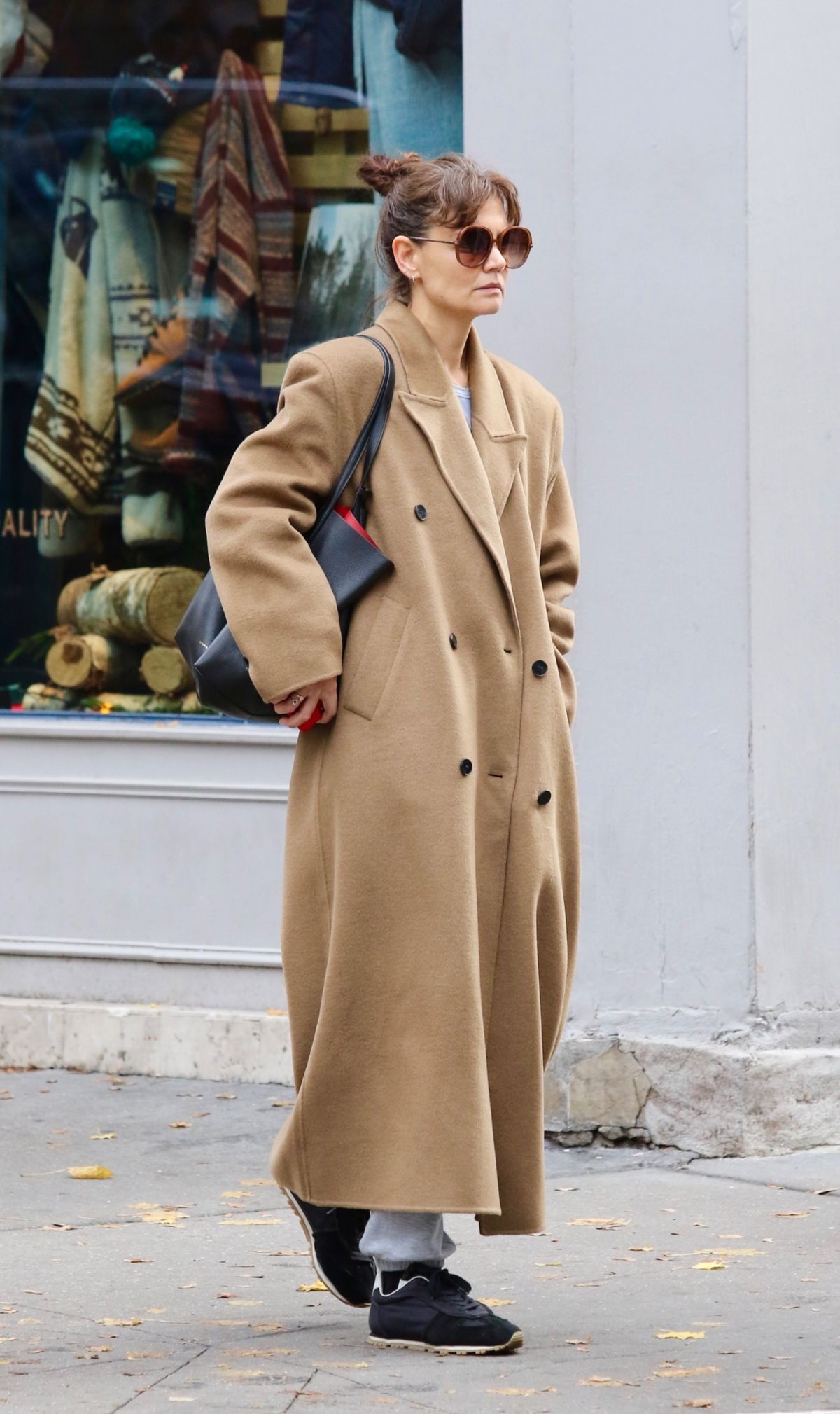 KATIE HOLMES in a Long Brown Coat Out in New York 11/22/2023 – HawtCelebs