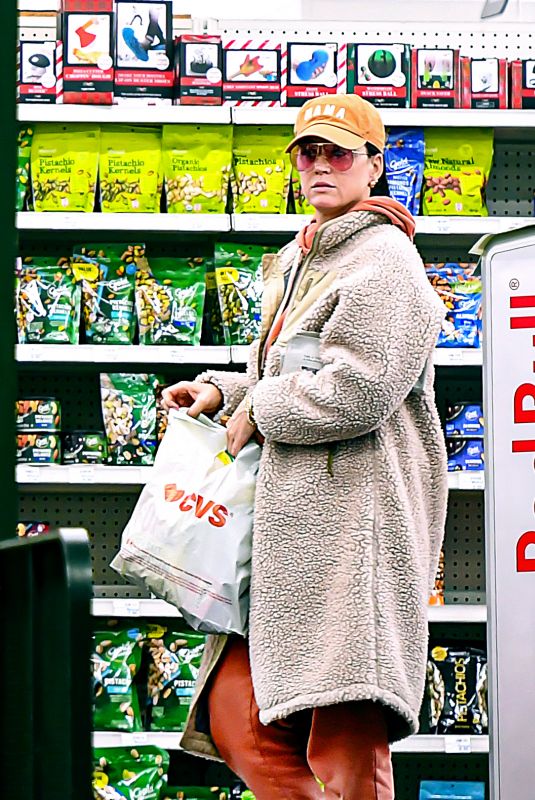 KATY PERRY Shopping at Mini Supermarket in Montecito 11/19/2023