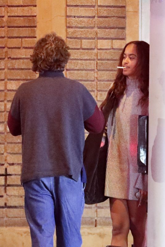 MALIA OBAMA Outside Jones Bar & Grill in Hollywood 11/10/2023