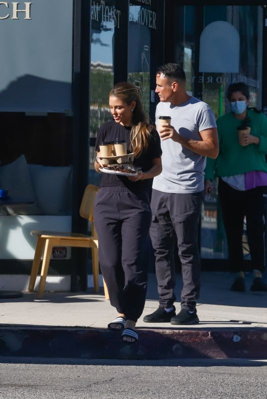 MARIA MENOUNOS and Kevin Undrgaro Out for Coffee on Thanksgiving Morning in Los Angeles 11/23/2023