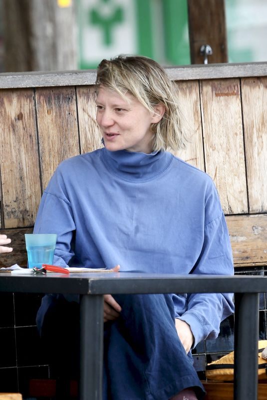 MIA WASIKOWSKA Out for Lunch with a Friend at Bronte Beach in Sydney 11/01/2023