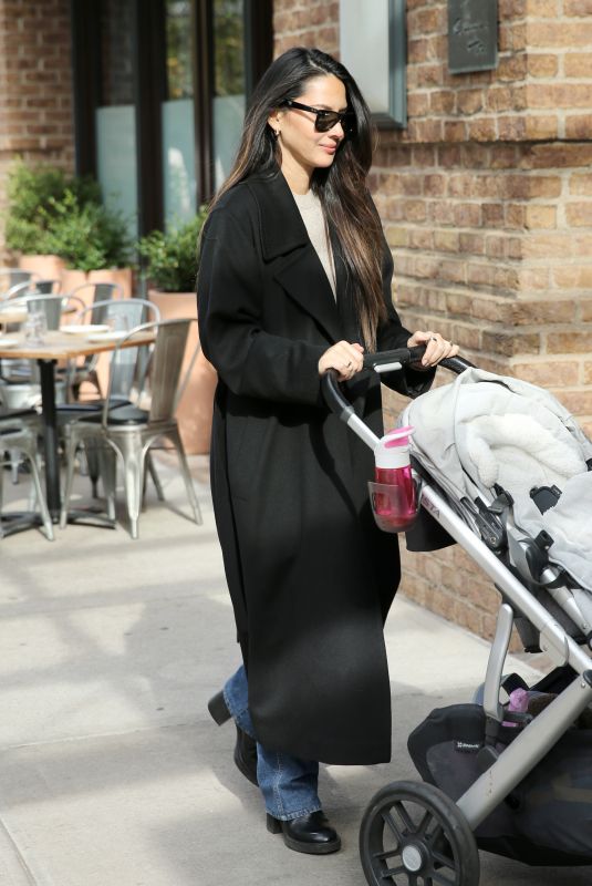 OLIVIA MUNN Out with Her Uppababy Stroller in New York 11/04/2023