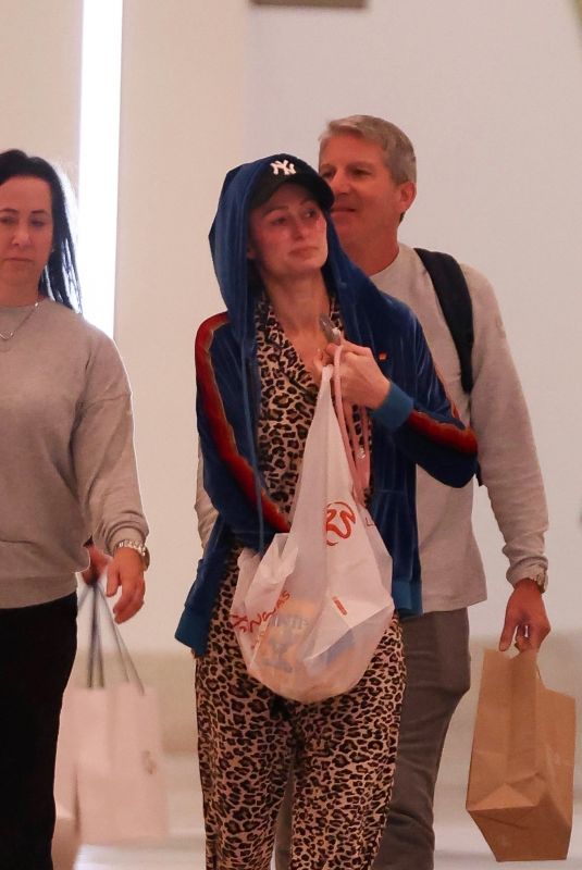 PARIS HILTON Goes Make-up Free Out Shopping in Las Vegas 11/19/2023