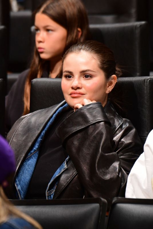 SELENA GOMEZ at Lakers Game at Crypto.Com Arena in Los Angeles 11/30/2023