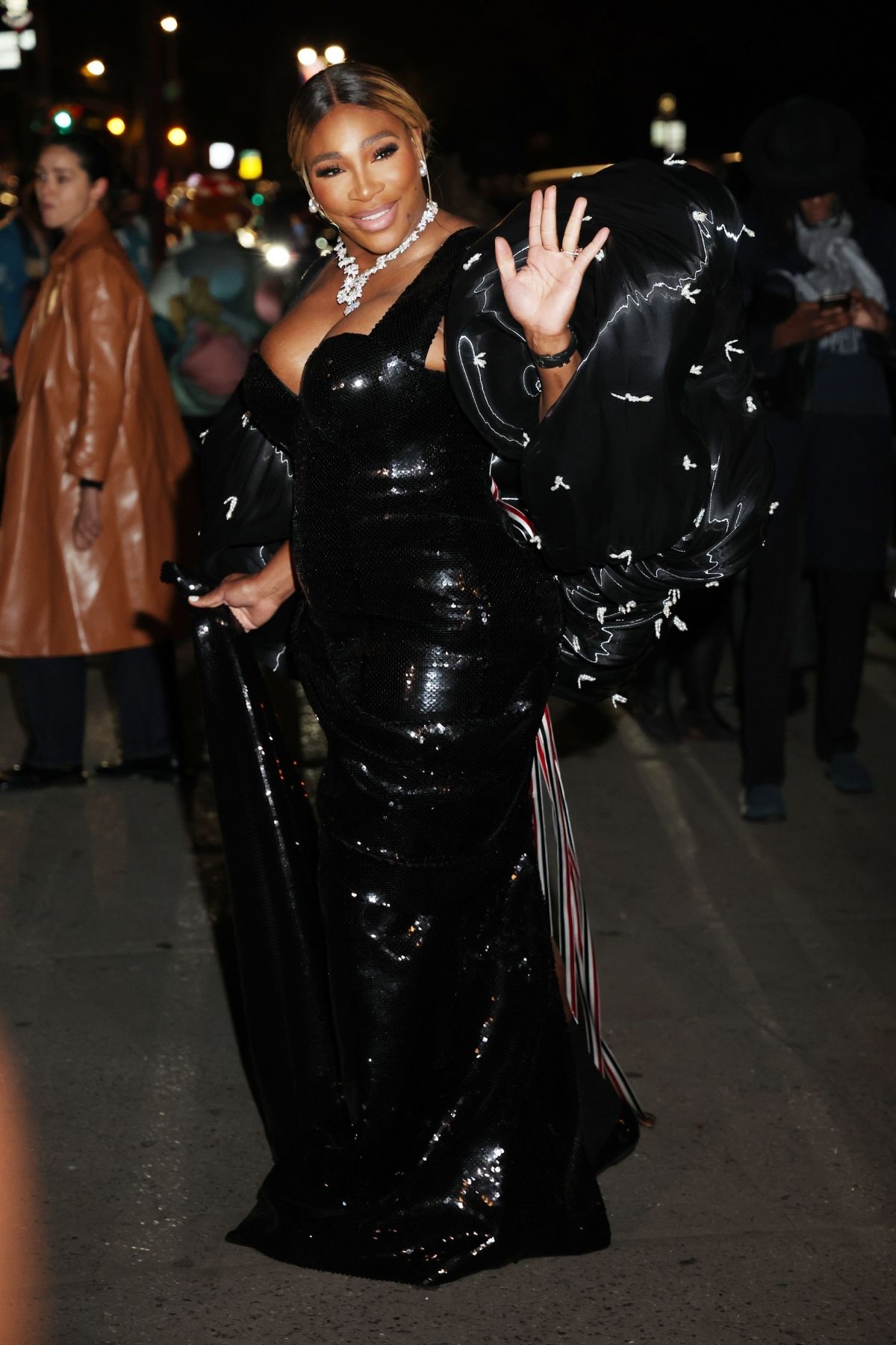 SERENA WILLIAMS Arrives at 2023 CFDA Fashion Awards in New York 11/06 ...