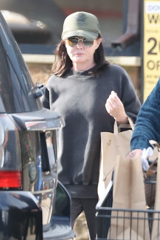 SHANNEN DOHERTY Shopping with Mother Rosa on Thanksgiving Day in Malibu 11/23/2023