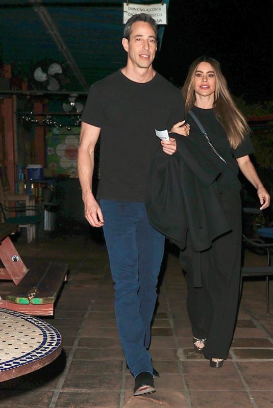 SOFIA VERGARA and Justin Saliman Out for Dinner Date in Los Angeles 11/06/2023