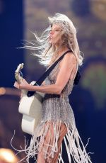 TAYLOR SWIFT Performs ay The Era