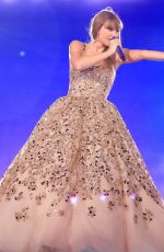 TAYLOR SWIFT Performs ay The Era