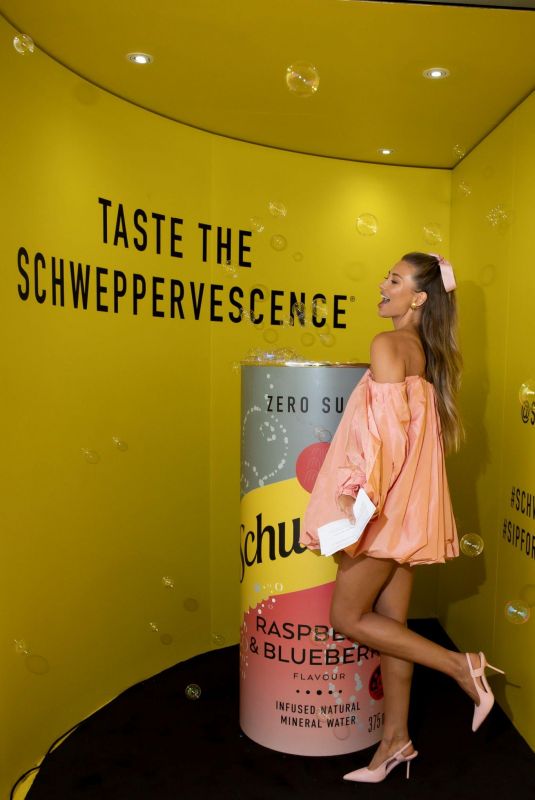 TESS SHANAHAN at Schweppes Marquee at Melbourne Cup Carnival Birdcage Media Preview Day 11/01/2023