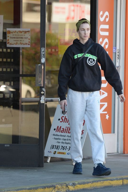 WHITNEY PORT Hauling Packages From a Shipping Store in Los Angeles 11/21/2023