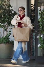 AMY ADAMS Shopping at Beverly Glen Deli in Los Angeles 12/24/2023
