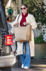 AMY ADAMS Shopping at Beverly Glen Deli in Los Angeles 12/24/2023