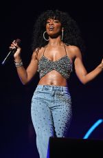 ARI LENNOX Performs at The Nostalgia Tour at Amerant Bank Arena in Sunrise 12/17/2023