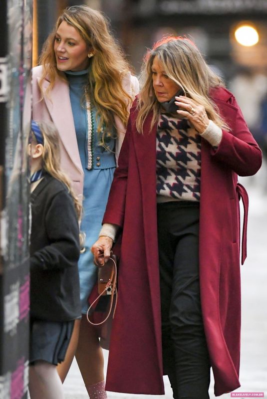 BLAKE LIVELY Out Shopping with Her Mom in New York 12/17/2023