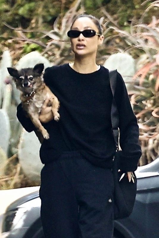 CARA SANTANA Arrives at a Friend