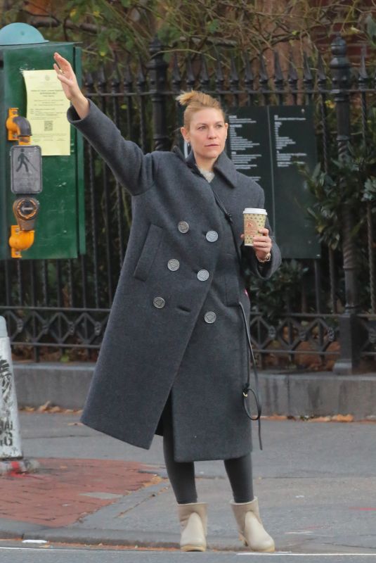 CLAIRE DANES Out to Hail a Taxi in New York 12/08/2023