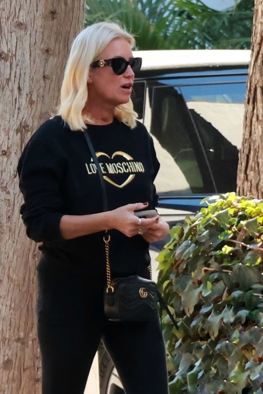 DENISE VAN OUTEN with Her Luggage Leaves Marbella 12/23/2023