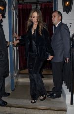 ELIZABETH HURLEY Leaves Oswald