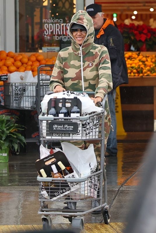 HALLE BERRY Out Shopping in Los Angeles 12/20/2023