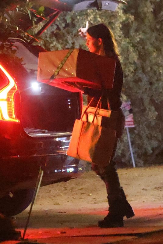 JENNIFER GARNER Out Christmas Caroling in Brentwood 12/25/2023