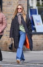 JENNIFER LAWRENCE Walk with a Friend Out in New York 12/09/2023