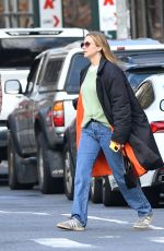 JENNIFER LAWRENCE Walk with a Friend Out in New York 12/09/2023