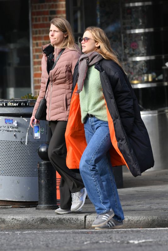 JENNIFER LAWRENCE Walk with a Friend Out in New York 12/09/2023
