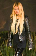 JESSICA SIMPSON on Last Minute Christmas Shopping in Woodland Hills 12/23/202