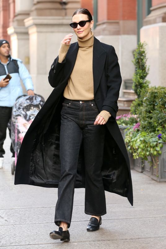 KARLIE KLOSS Heading to Airport in New York 12/08/2023