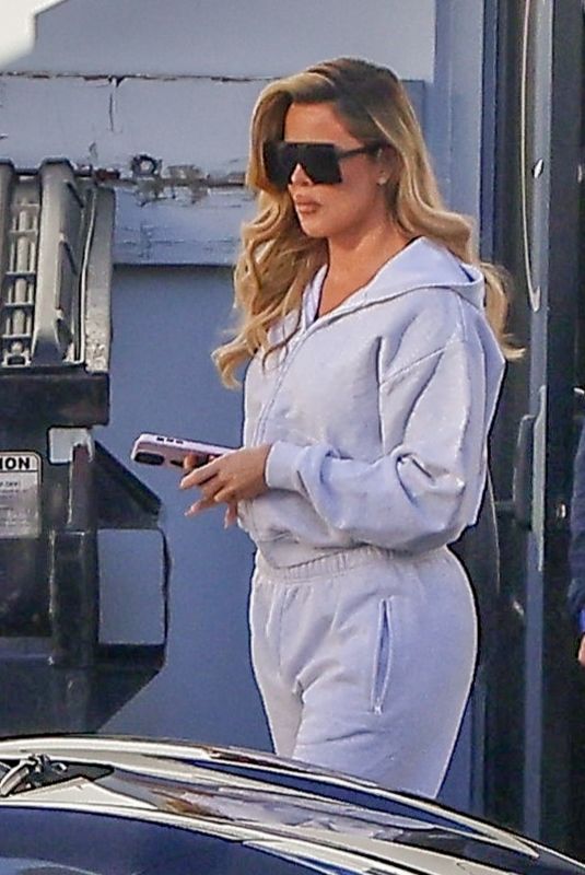 KHLOE KARDASHIAN Leaves a Studio in Los Angeles 12/08/2023