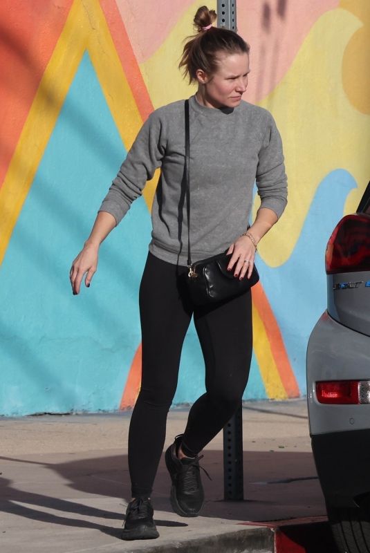 KRISTEN BELL Enjoying a Sunny Day Out in Los Angeles 12/12/2023