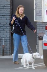 KRISTEN BELL Picks up Her Dog from Tailwaggers & Tailwashers Grooming Salon and Doggie Daycare in Los Angeles 12/13/2023