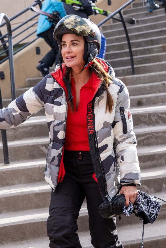 KYLE RICHARDS Hits Aspen Slopes with Ski Instructor 12/23/2023